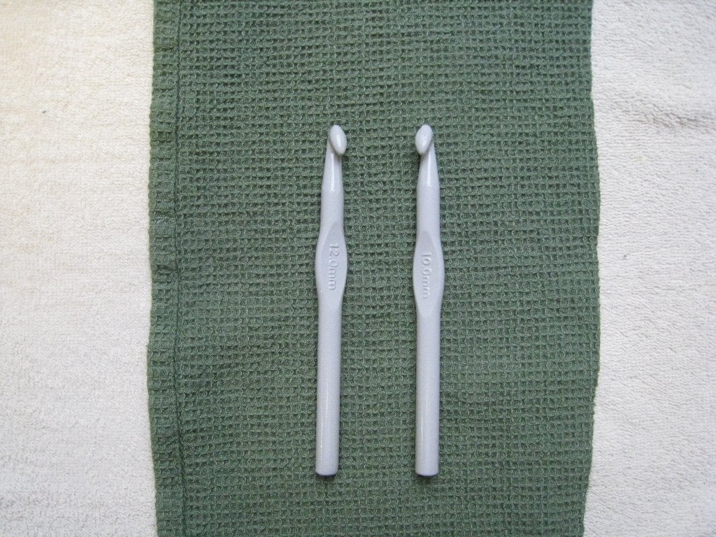 Twee porseleinen haaknaalden (15 cm lang) als decoratie., Boeken, Ophalen of Verzenden, Nieuw, Breien en Haken