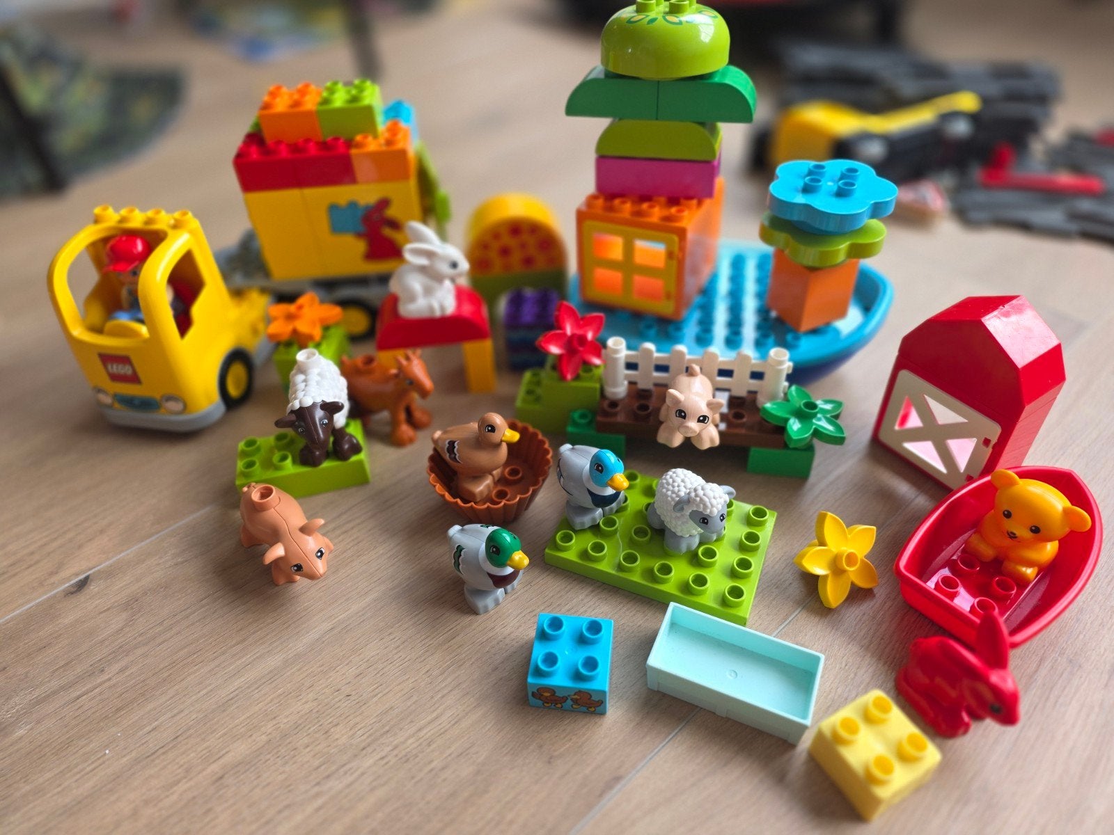 LEGO DUPLO dierenboerderij, vrachtwagen, boot & veel dieren, Compleet, Ophalen of Verzenden, Zo goed als nieuw, Minifiguren serie