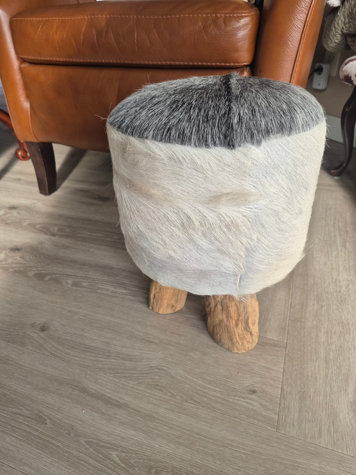 Uniek vacht krukje - grijs/wit met houten poten, Ophalen, Gebruikt, Overige materialen