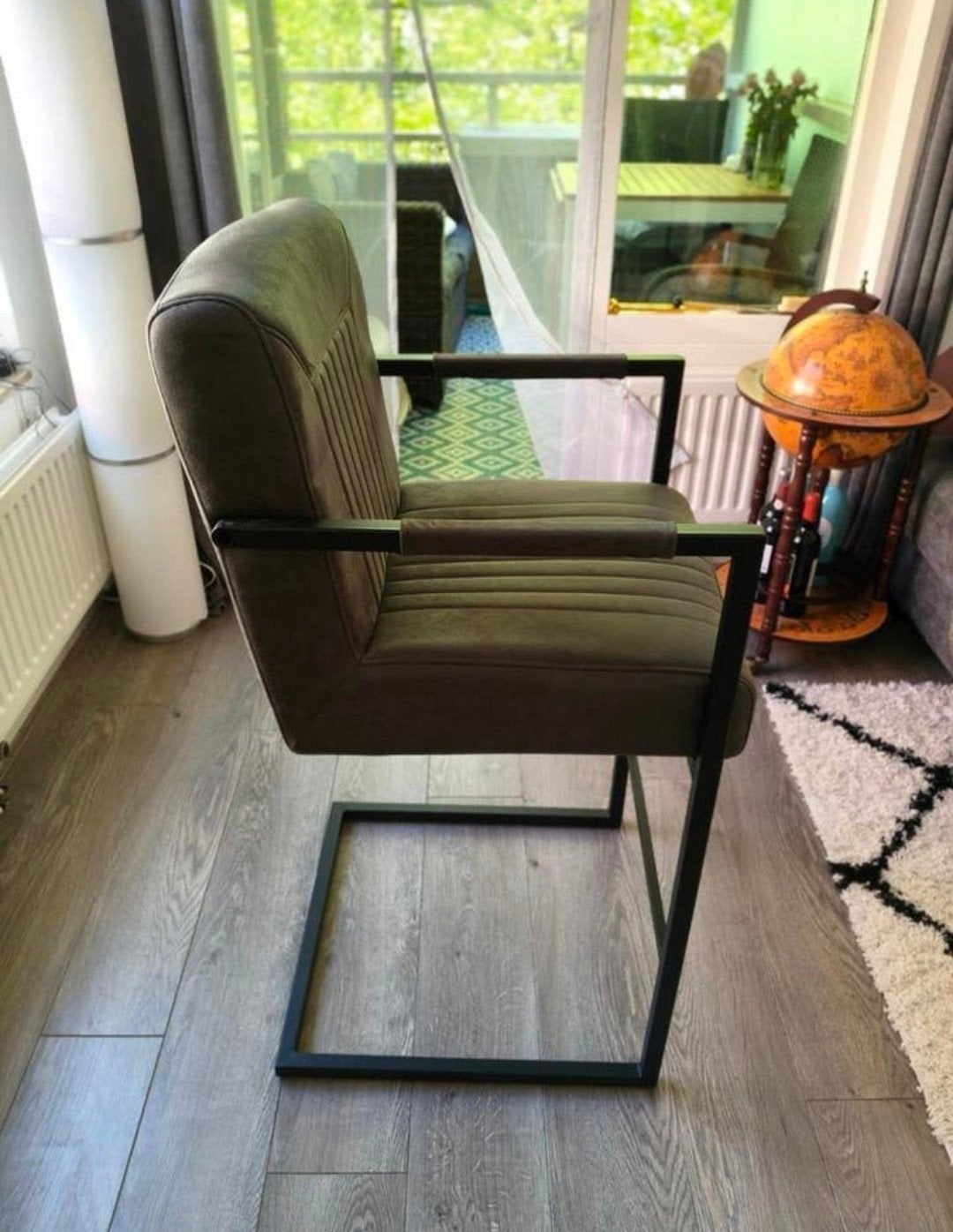 Twee comfortabele eetkamerstoelen met armleuning, Ophalen, Twee, Bruin, Zo goed als nieuw