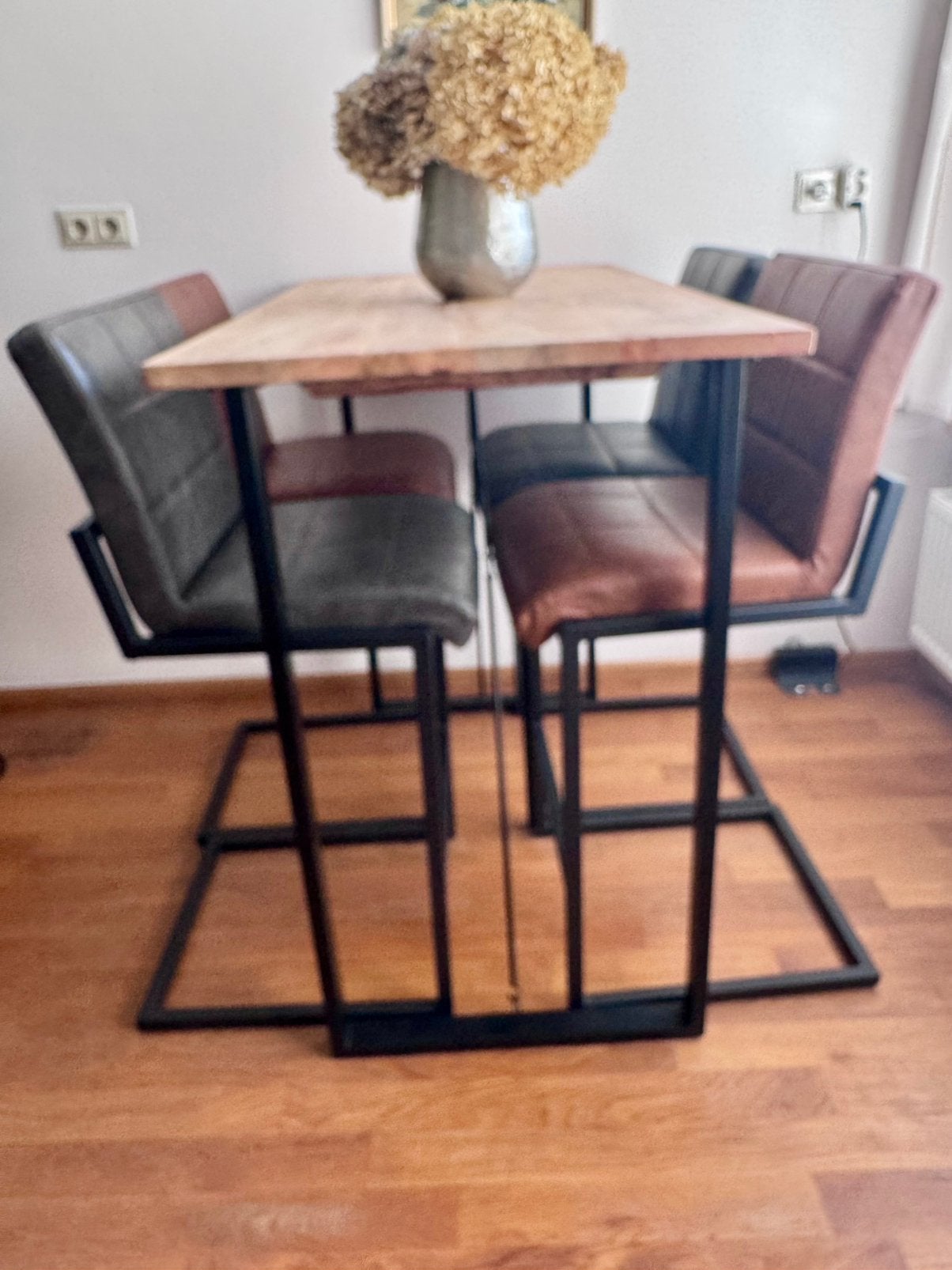 Bartafel/eettafel met 4 stoelen - industrieel, nieuwstaat, Ophalen, Zo goed als nieuw