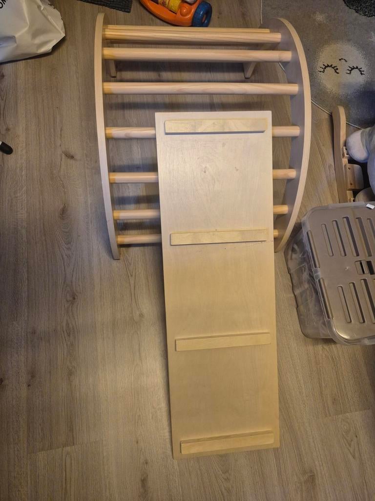 Houten klimrek met glijbaan en kussen, Kinderen en Baby's, Speelgoed | Buiten | Speeltoestellen, Ophalen, Zo goed als nieuw, Glijbaan