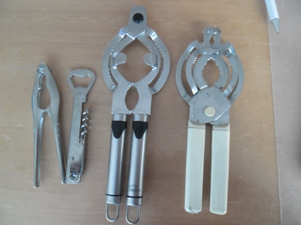 Diverse keukenhelpers: notenkraker,kurkentrekker, blikopener, Zilver, Ophalen of Verzenden, Metaal, Overige typen