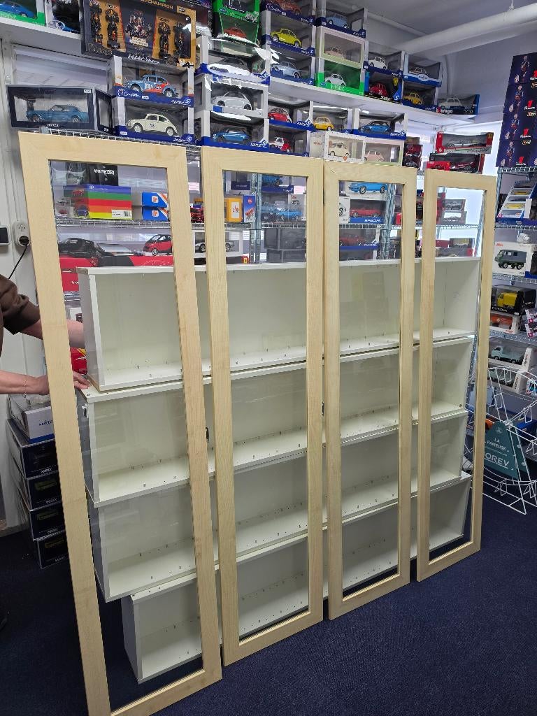 4x Ikea Bertby Vitrine met in elke kast 14 glasplaatjes, Ophalen, Met plank(en), Minder dan 50 cm, Glas