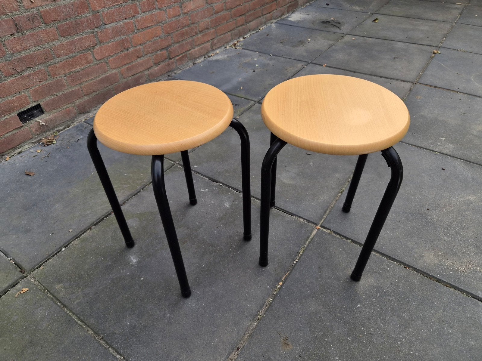 Set van 2 krukjes met houten zitting en metalen poten, Ophalen, Gebruikt, Hout