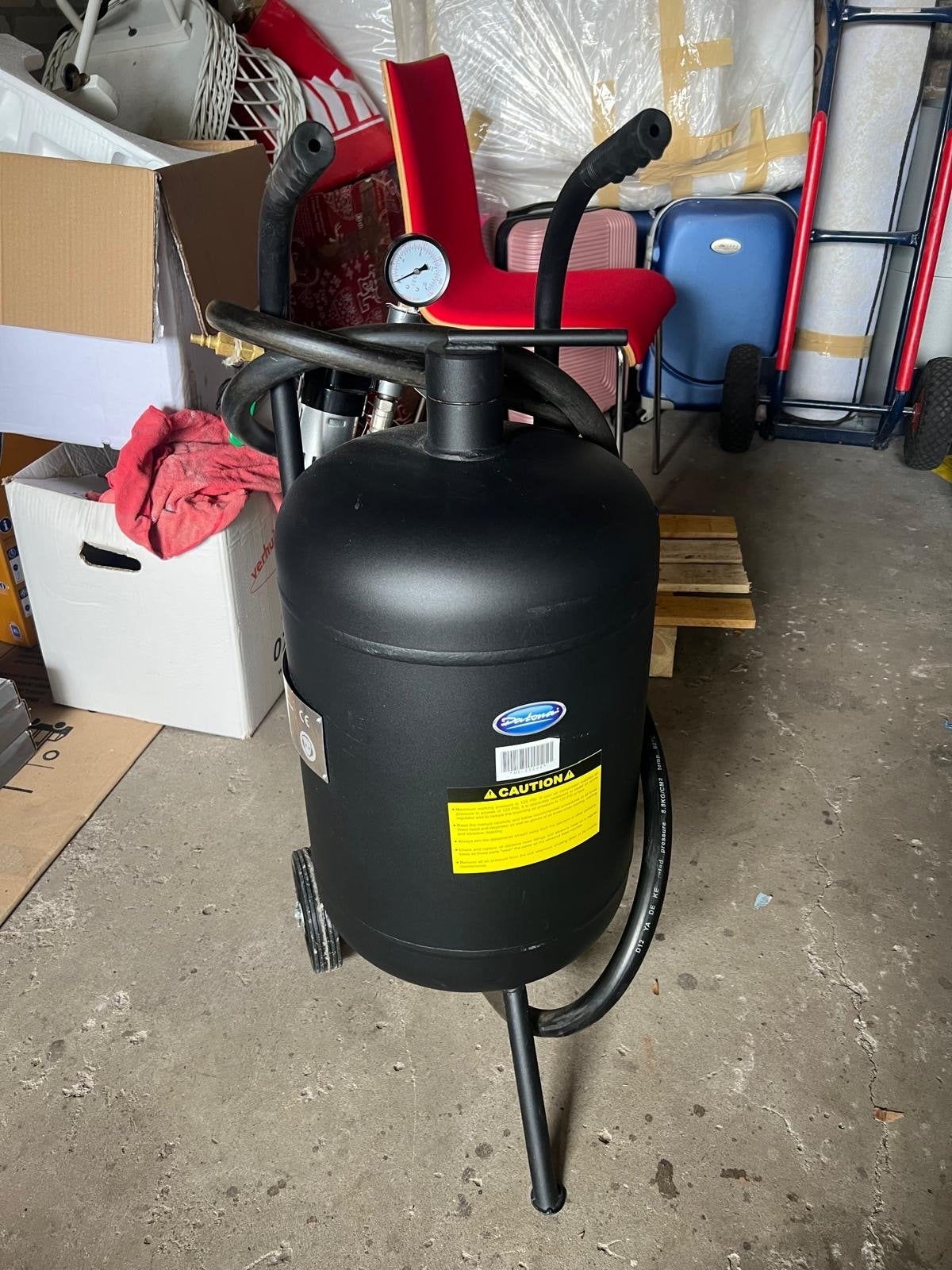 Mobiele straalketel 45 liter met 4 zakken straalzand, Ophalen, Zo goed als nieuw