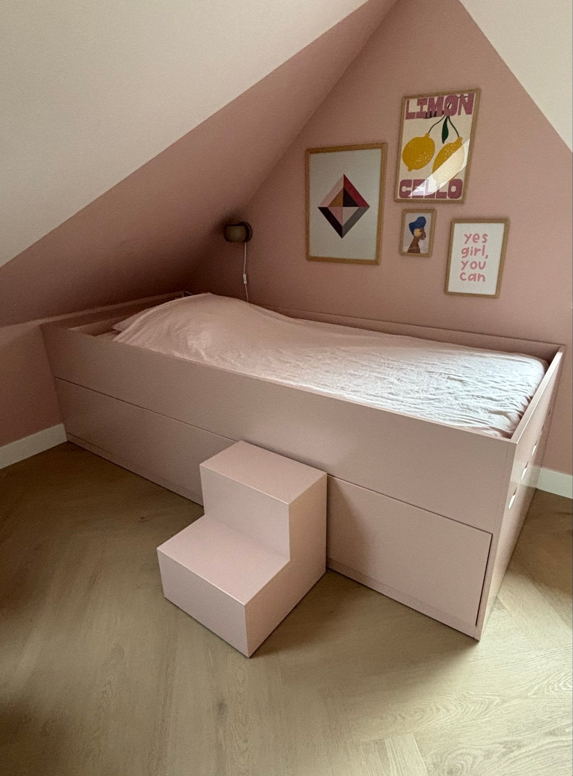 Roze op maat gemaakt bed met opberglades en trapje, Ophalen, 90 cm, Zo goed als nieuw, 200 cm