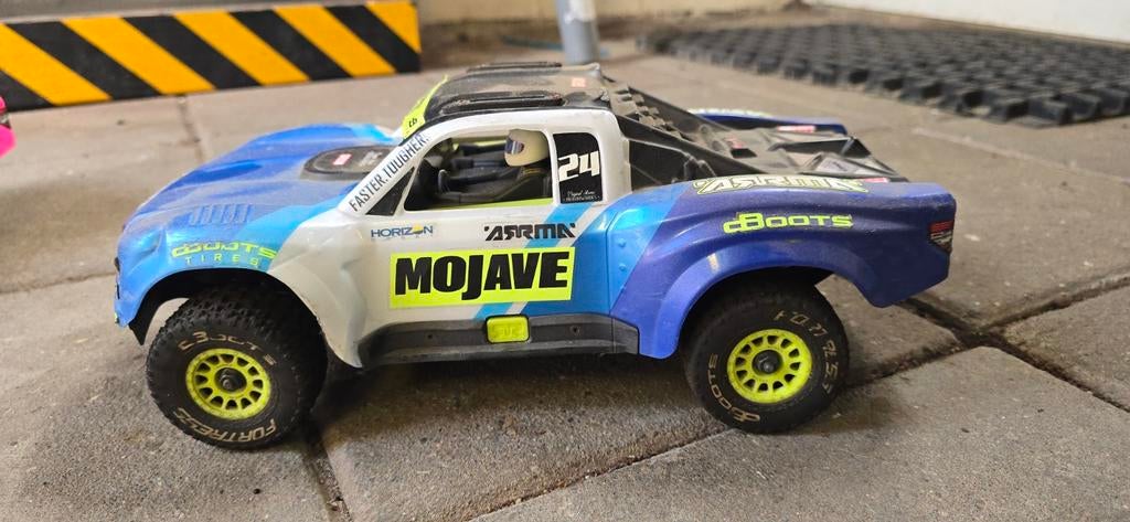 Arrma Mojave Grom BLX 3S met veel extra's en 4 accu's, Elektro, Gebruikt, Auto offroad, Ophalen of Verzenden