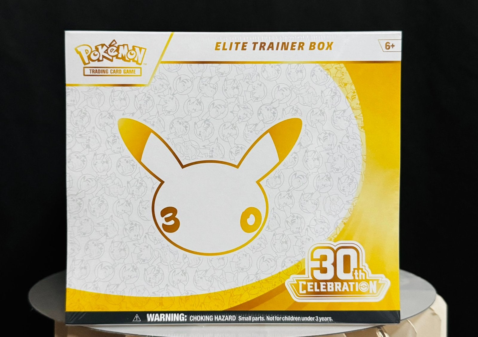 Pokémon TCG 30th Anniversary Elite Trainer Box, Hobby en Vrije tijd, Ophalen of Verzenden, Zo goed als nieuw