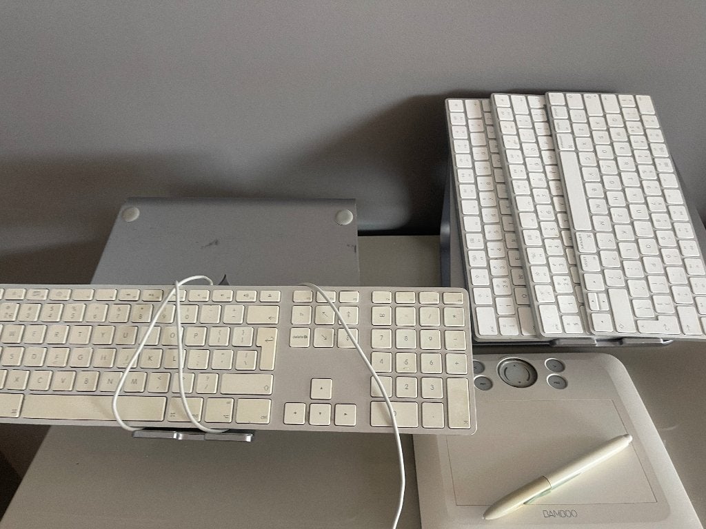 Apple toetsenbord draadloos en numeriek, laptopstandaard, Ophalen, Oplaadbaar, Numeriek, Zo goed als nieuw