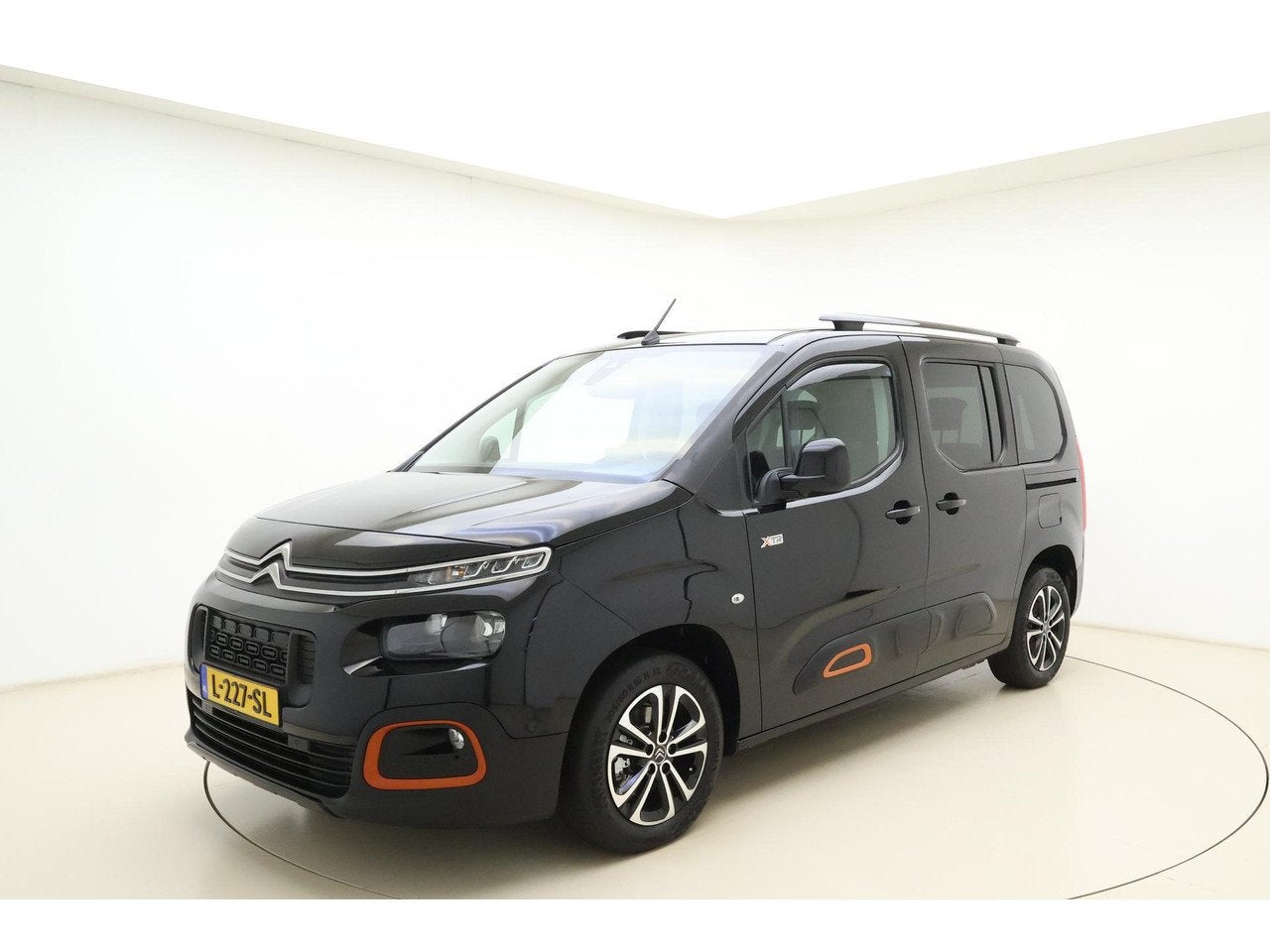 Citroën Berlingo 1.2 PureTech Shine | Apple carplay/Android, Auto's, Citroën, Voorwielaandrijving, Gebruikt, 1199 cc, Zwart