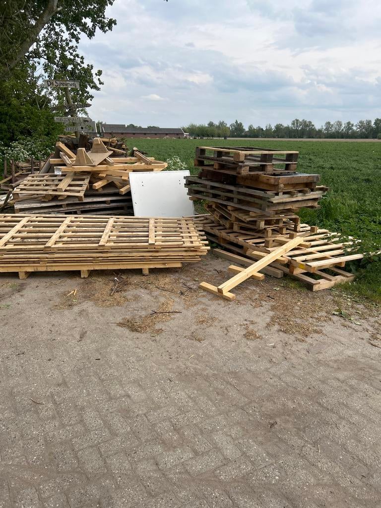 Gratis brandhout: Pallets en houtresten, 6 m³ of meer, Ophalen, Overige houtsoorten, Blokken
