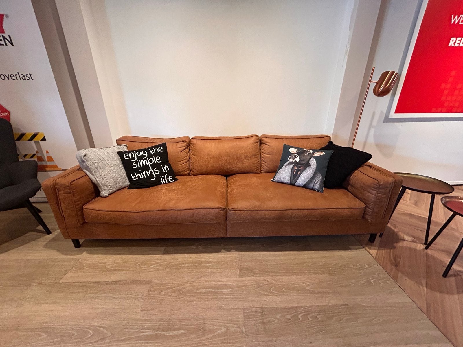 Mooie bank uit showroom, zo goed als nieuw, Huis en Inrichting, Banken | Bankstellen, Ophalen, Leder look, Driepersoons, 75 tot 100 cm