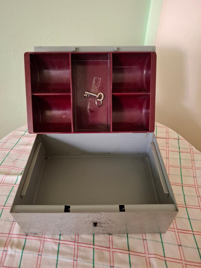 Vintage geldkist met handige muntvakken. Inclusief 2 sleutel, Ophalen of Verzenden, Gebruikt