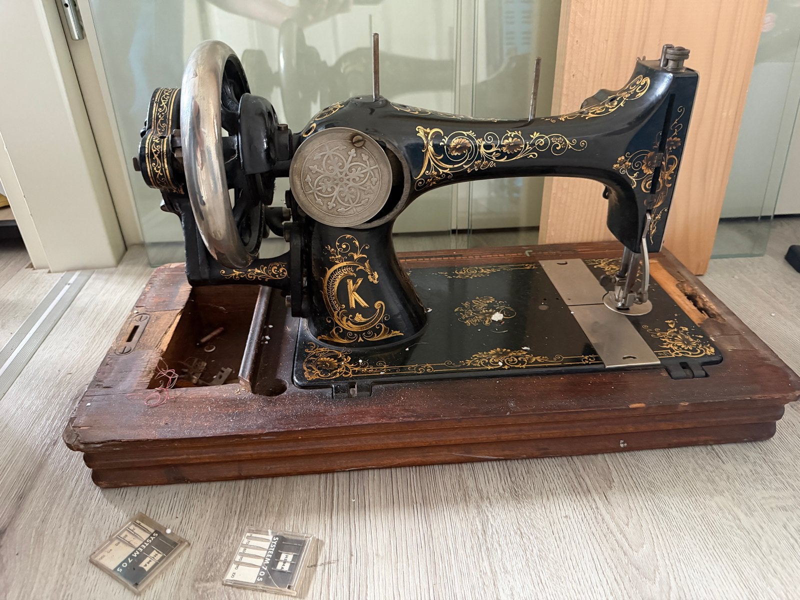 Antieke Singer naaimachine in houten tafelblad, Ophalen