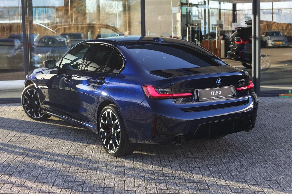 BMW 3 Serie 330e M Sport Automaat / Sportstoelen / Achteruit, Auto's, BMW, Automaat, 1998 cc, Achterwielaandrijving, Zwart