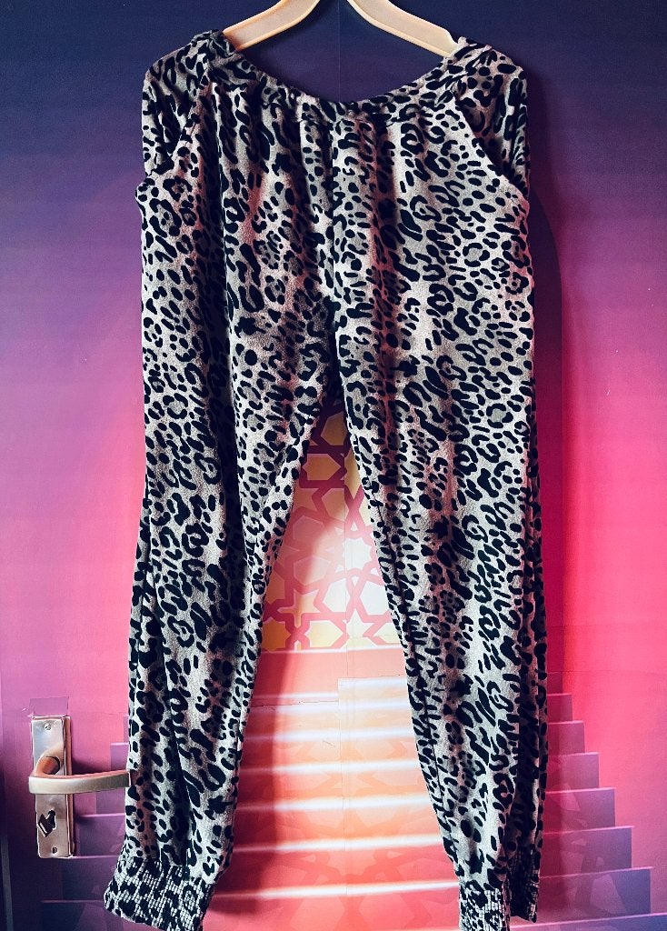Lekker zachte luipaard print broek met zakken 38/40 nu 12€, Maat 38/40 (M), Noidea, Ophalen of Verzenden, Gedragen