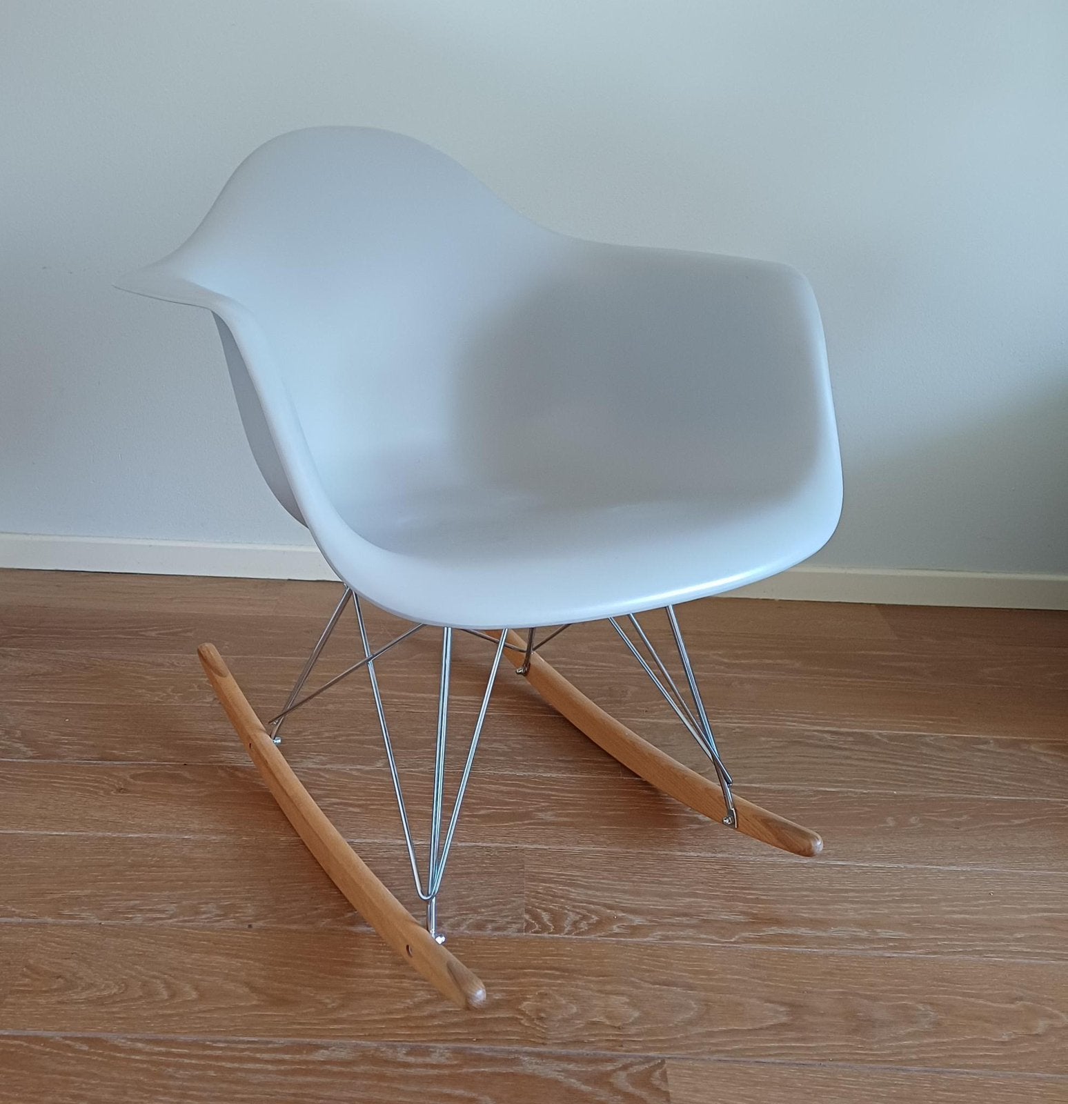 EAMES-style design schommelstoel RAR lichtgrijs, Huis en Inrichting, Stoelen, Ophalen, Hout, Zo goed als nieuw, Eames