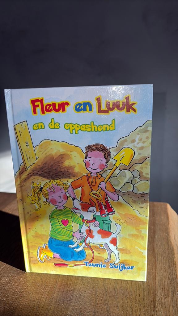 T. Suijker - Fleur en Luuk en de oppashond Deel 1, Gelezen, Fictie algemeen, Ophalen of Verzenden, T. Suijker