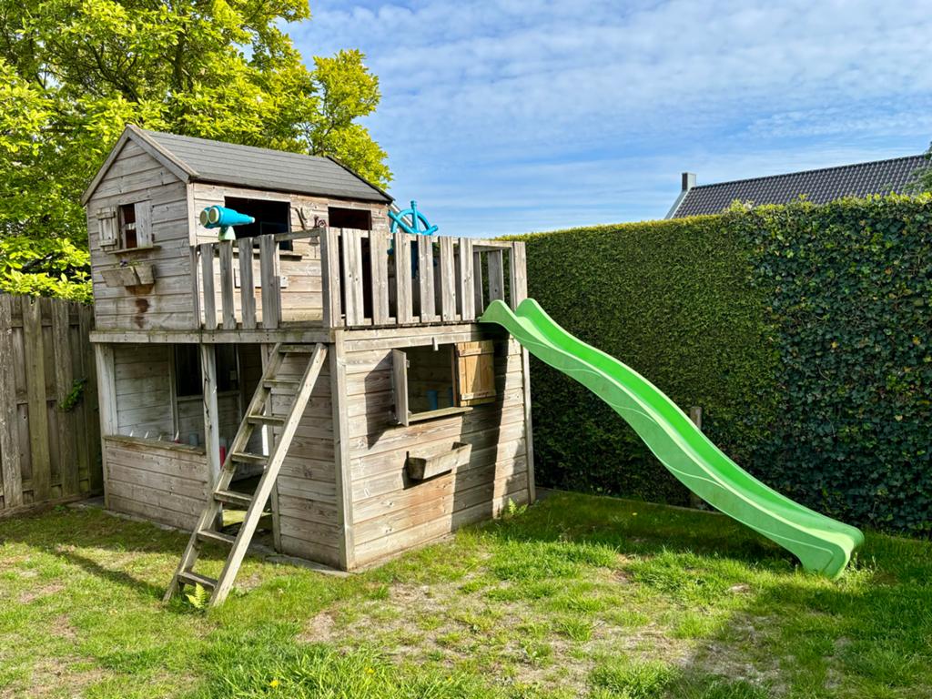 Houten speelhuisje met glijbaan, verrekijker en stuurwiel, Ophalen, Gebruikt, Glijbaan