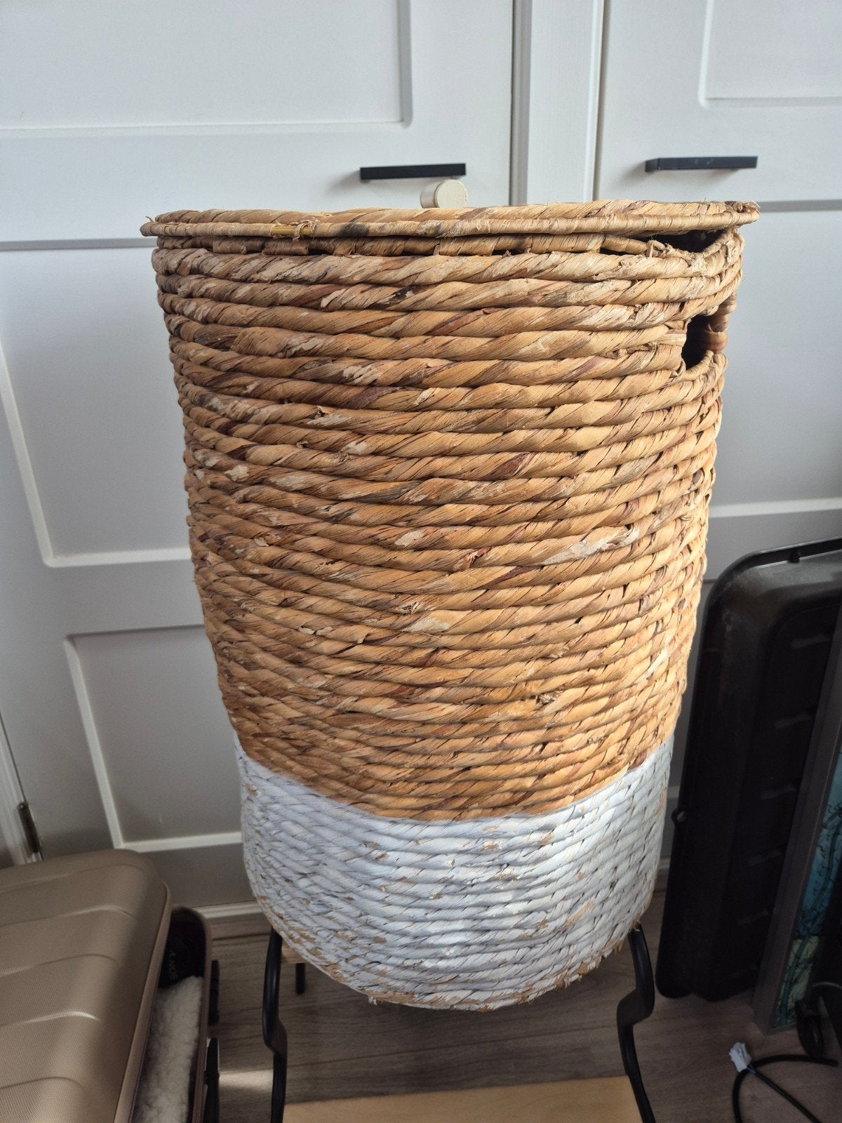 Kave Home Wasmand van riet met deksel, Huis en Inrichting, Ophalen, Mand, Rond, Zo goed als nieuw