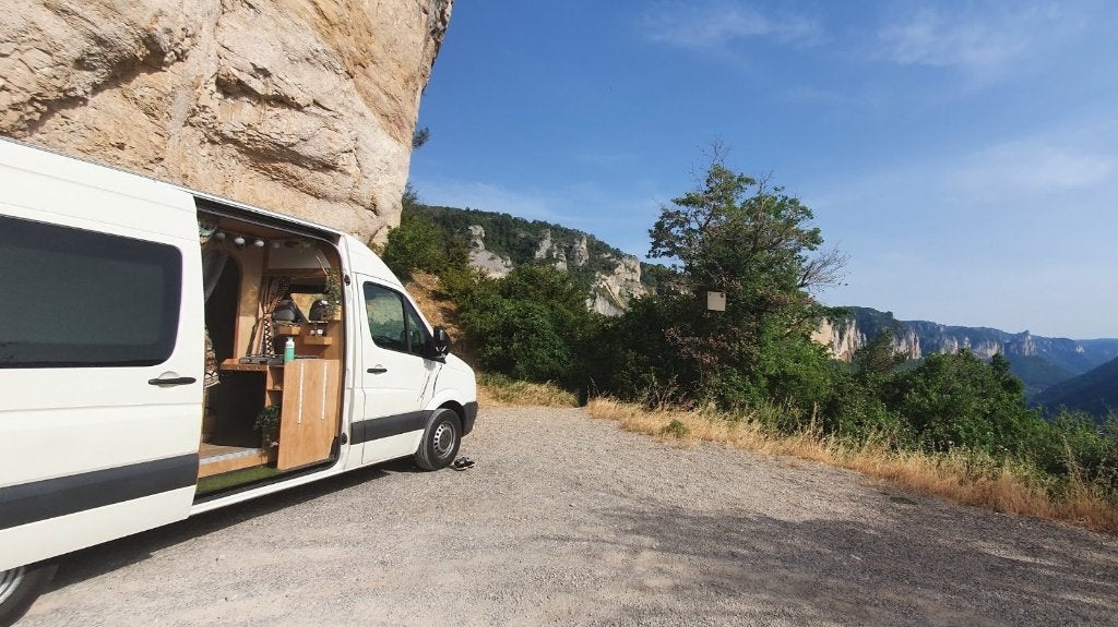Off Grid VW Crafter Camper, Buscamper of Camperbus, Dakluik, Volkswagen, Treinzit