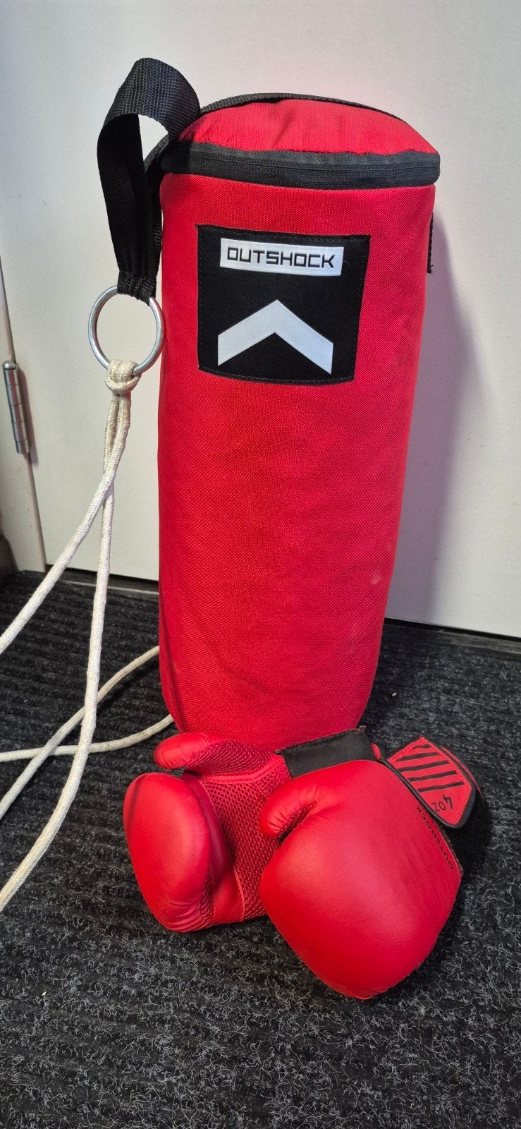 Outshock Boksset: Bokszak (5kg) & Bokshandschoenen 4oz, Ophalen of Verzenden, Zo goed als nieuw, Bokszak