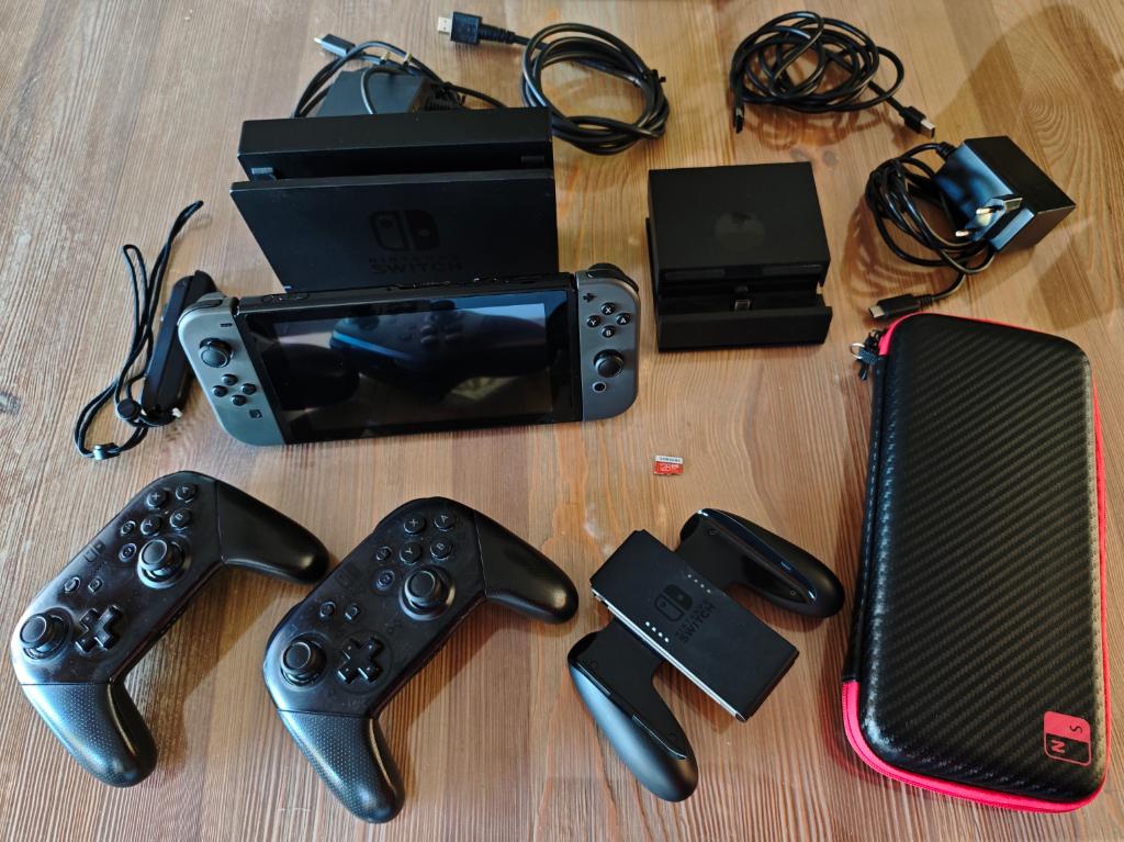 Nintendo Switch + 2 Pro Controllers + veel accessoires, Spelcomputers en Games, Spelcomputers | Nintendo Switch, Gebruikt, Switch Original
