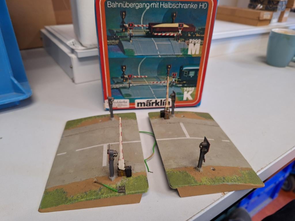 Märklin 7292M Spoorwegovergang met Halve Slagbomen, Hobby en Vrije tijd, Modeltreinen | H0, Wisselstroom, Gebruikt, Overige typen