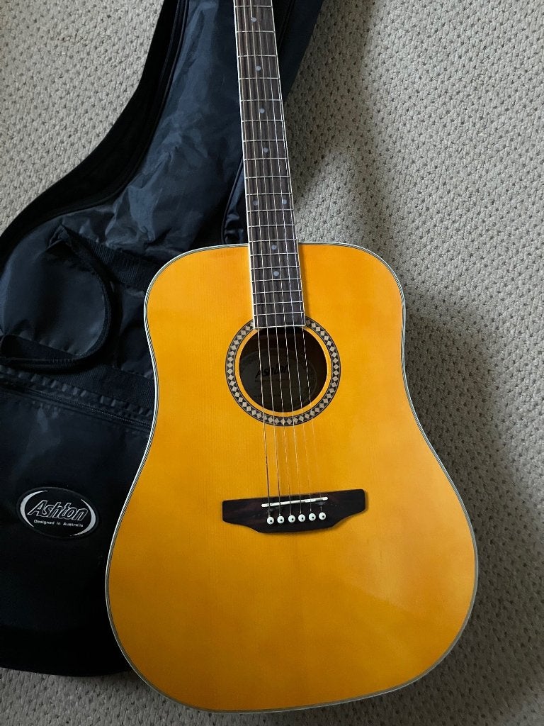 Ashton Akoestische Gitaar + Bijbehorende Hoes, Muziek en Instrumenten, Snaarinstrumenten | Gitaren | Akoestisch, Ophalen, Zo goed als nieuw
