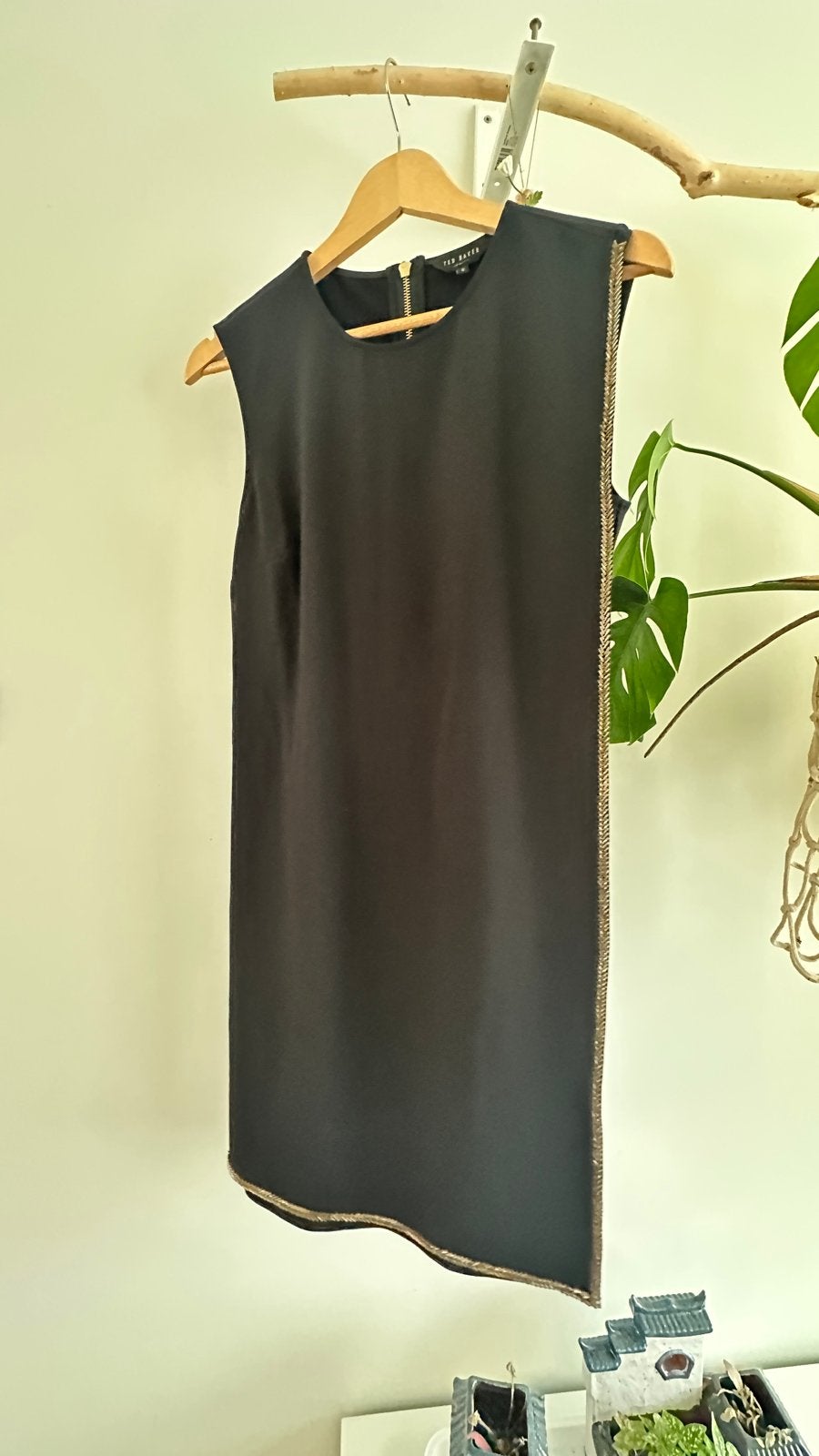 Ted Baker Zwart Jurkje met Gouden Details - Maat 38/40 (M), Kleding | Dames, Maat 38/40 (M), Verzenden, Zwart, Zo goed als nieuw