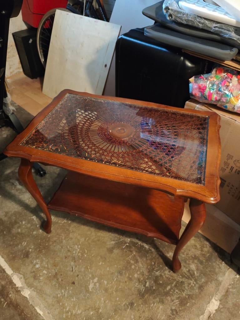 Vintage bijzettafel met glasplaat en rotan detail, Gebruikt, 50 tot 100 cm, 50 tot 75 cm, Glas