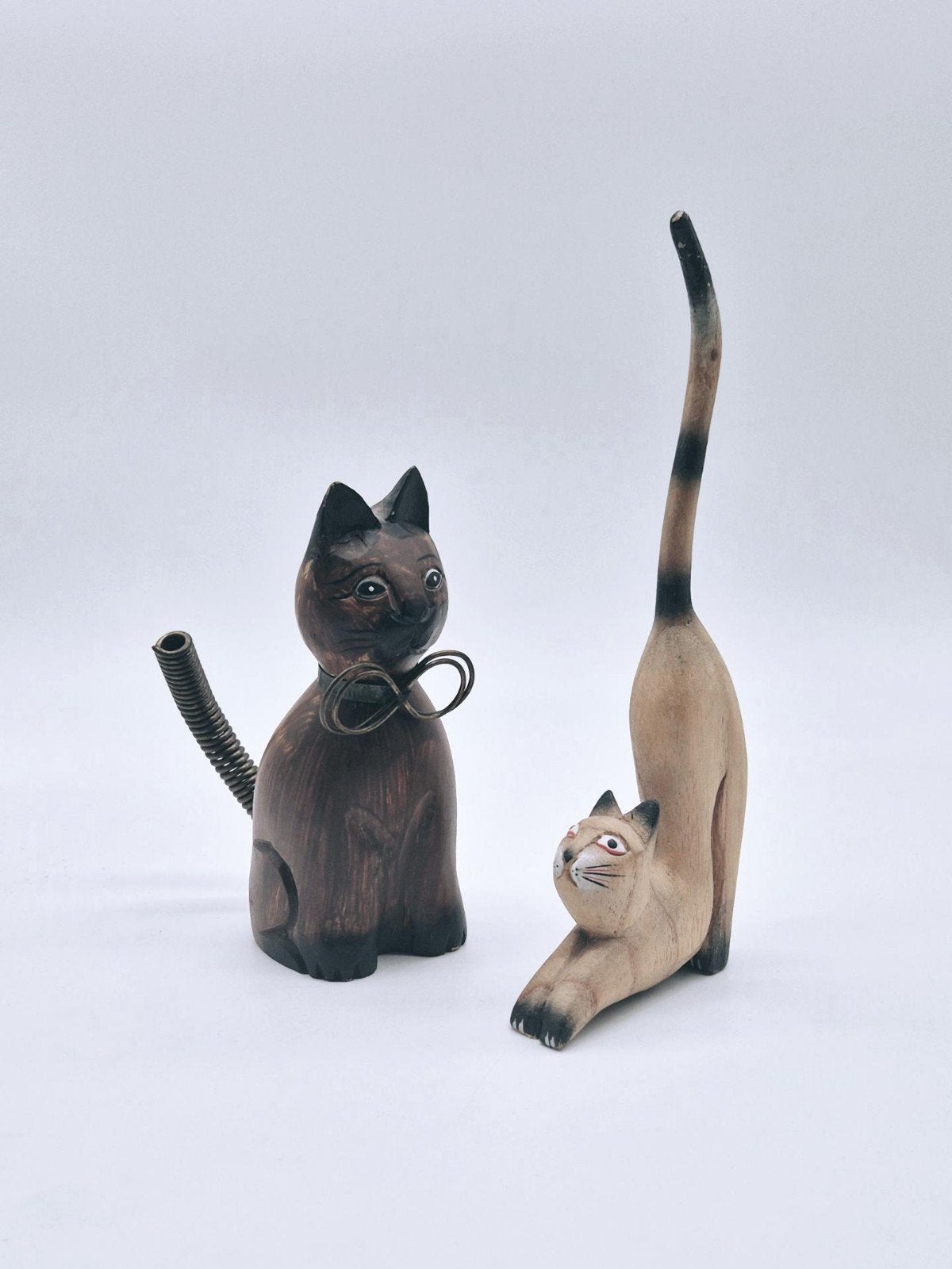 Handgesneden houten kattenbeeldjes uit Zuidoost-Azië, Houtsnijwerk, Minder dan 20 cm, Ophalen of Verzenden, Zoogdier