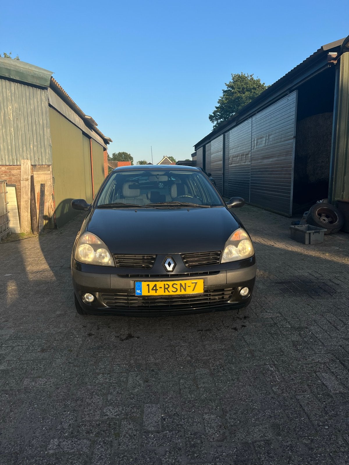 Renault Clio 1.2 16V Autbas E4 2004 Zwart, Auto's, Renault, Voorwielaandrijving, 74 pk, 31 €/maand, 4 cilinders