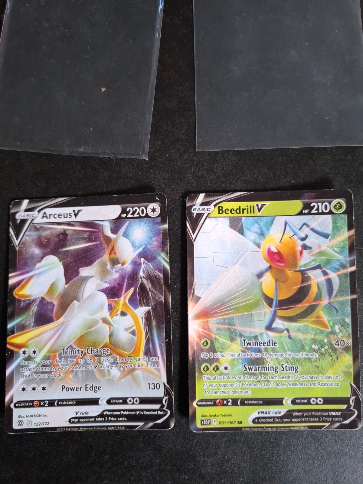 Pokémon kaarten: Arceus V en Beedrill V, Ophalen of Verzenden, Zo goed als nieuw, Meerdere kaarten