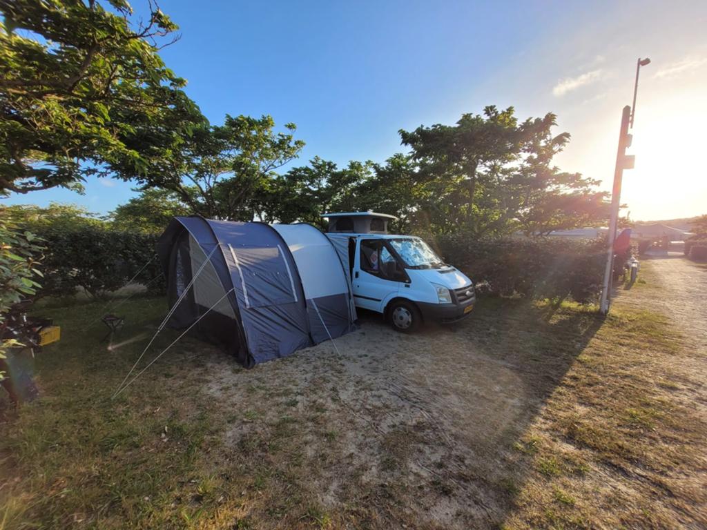 Rofford de Camperbus te koop! Wit Ford Auto Bus Camper Tent, Buscamper of Camperbus, Diesel, Particulier, Ford
