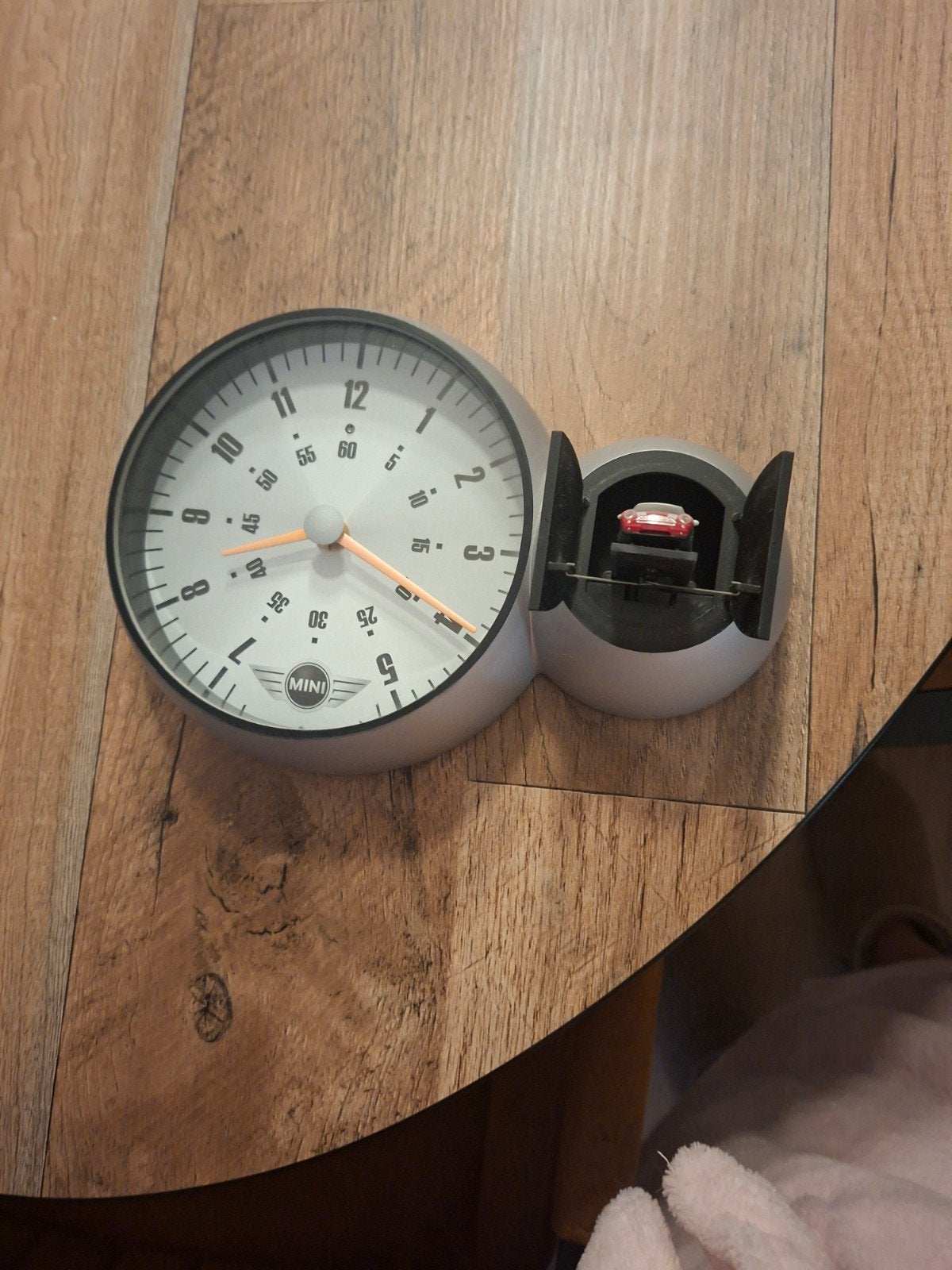 Unieke Mini Cooper Klok met Verborgen Auto, Grijs, Analoog, Werkt op batterijen, Ophalen of Verzenden