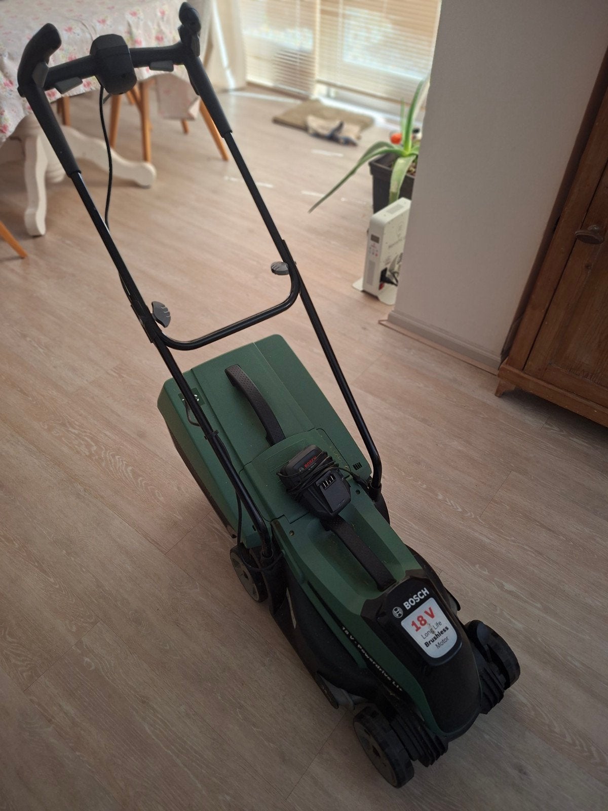 Bosch Accu Grasmaaier met Accu en Lader - 34 cm Maaibreedte, Ophalen, Cirkelmaaier, Gebruikt, Accu-grasmaaier