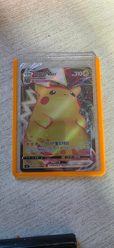 Pikachu VMAX 031/100 - Direct in sleeve en toploader, Hobby en Vrije tijd, Verzamelkaartspellen | Pokémon, Ophalen of Verzenden