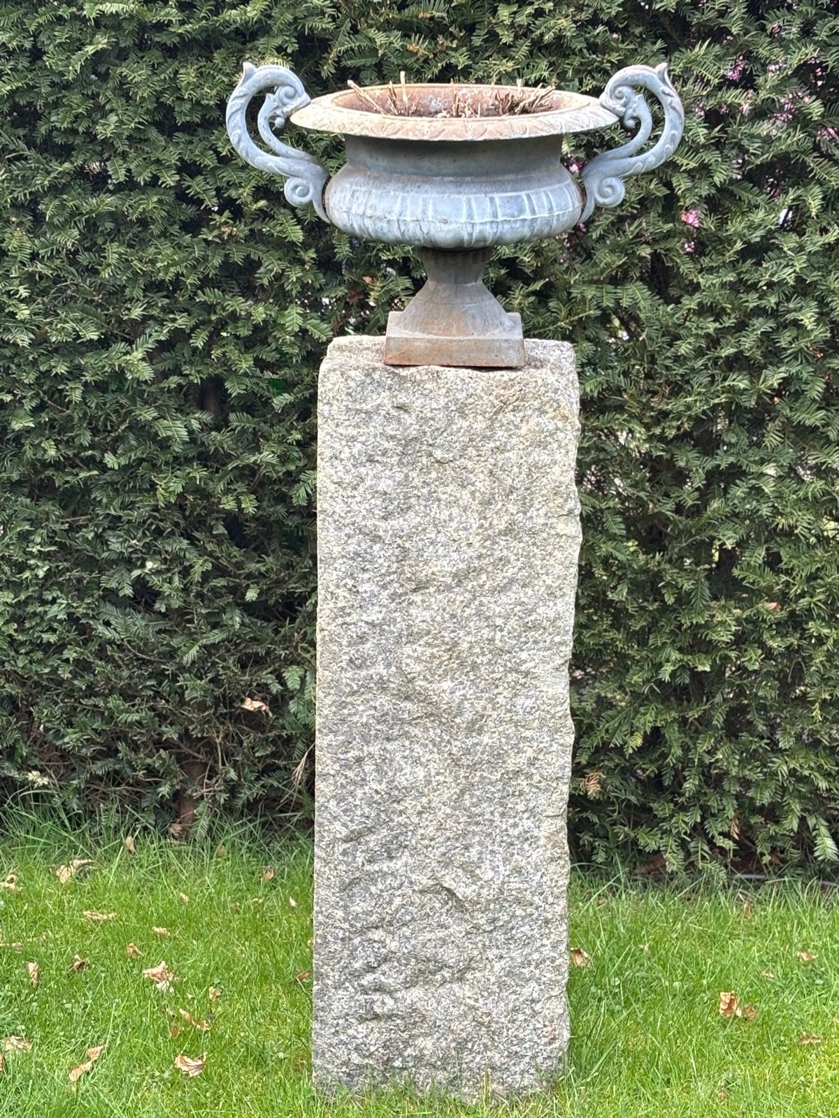 Antieke gietijzeren tuinvaas/oorvaas op granieten sokkel, Ophalen