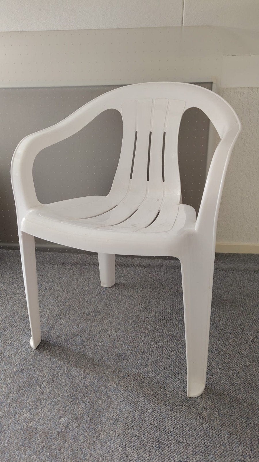 3 witte plastic stoelen (waarvan 1 met scheur), Ophalen, Kunststof, Gebruikt, Drie