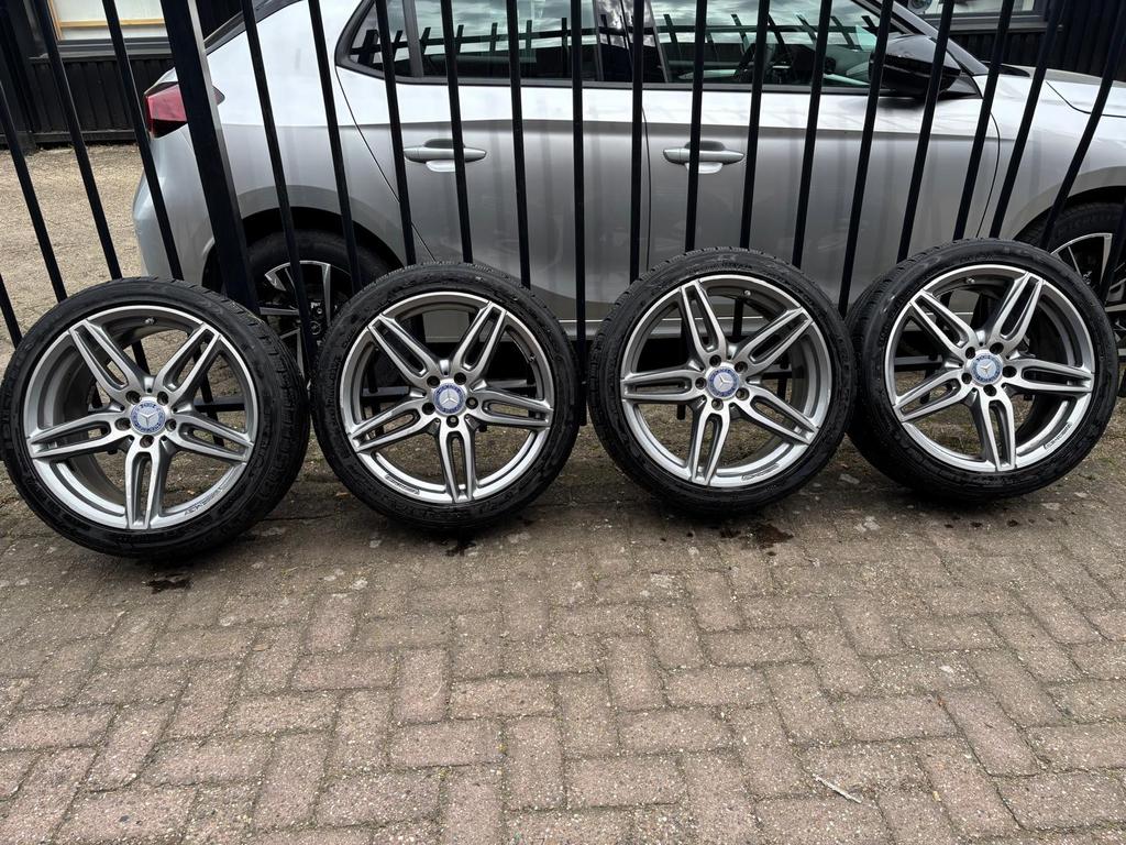 19 inch Mercedes AMG Velgen incl. Banden (4 stuks), Auto-onderdelen, Gebruikt, Banden en Velgen, Winterbanden, 235 mm
