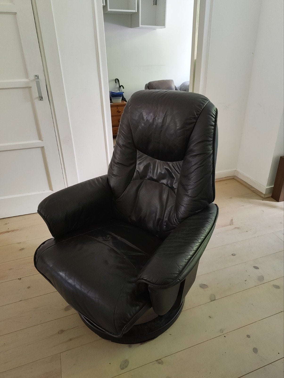 Zwarte leren relaxfauteuil met draaivoet, Gebruikt, Modern, Comfort, Ophalen of Verzenden, 75 tot 100 cm
