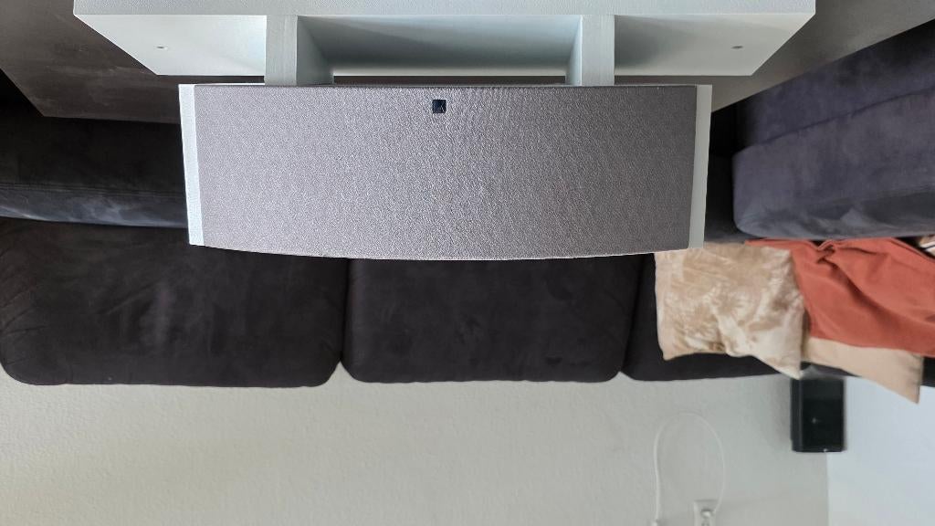 Kef Q10c aangepast voor plafondmontage