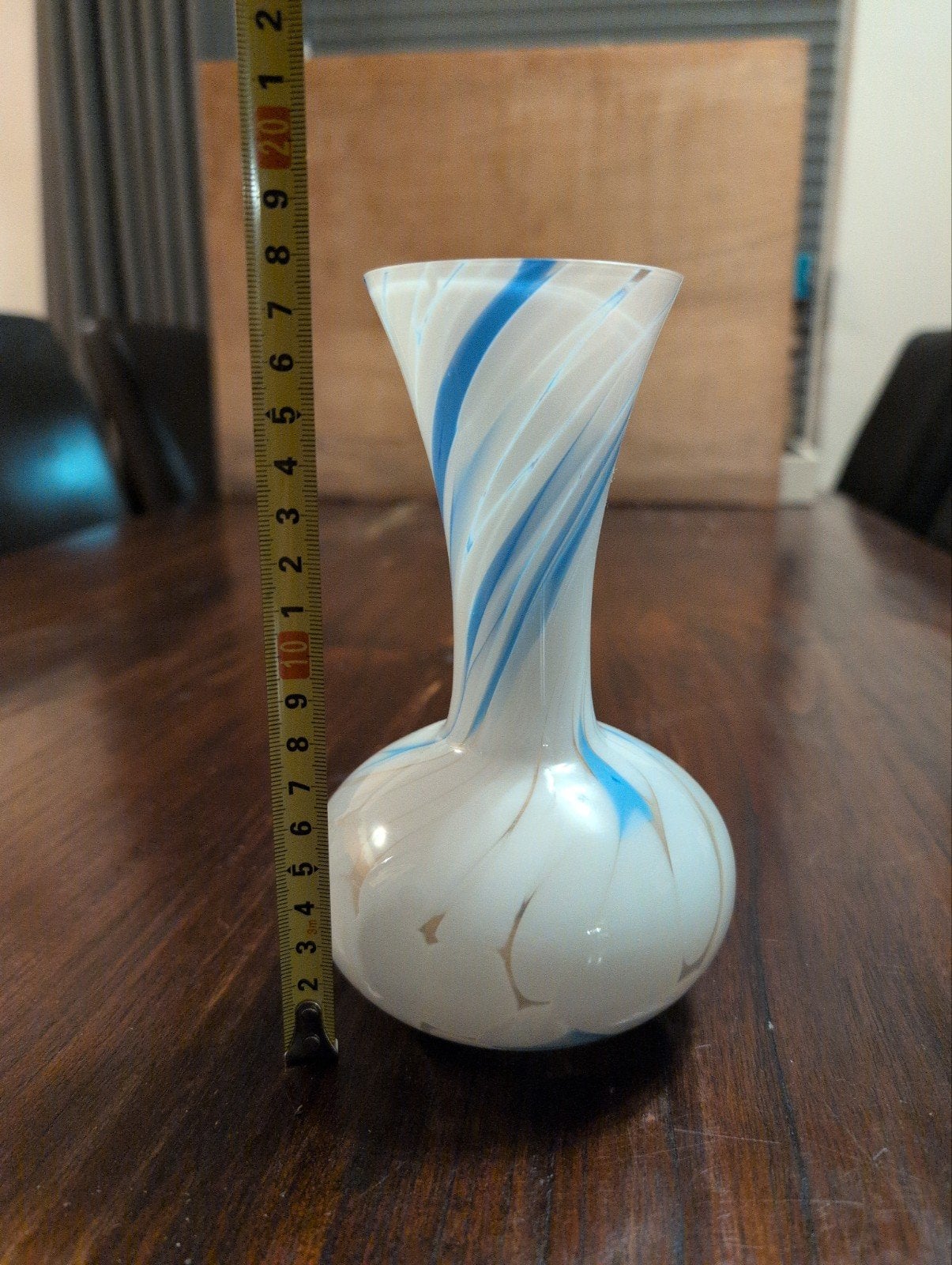 Mooie glazen vaas met blauw en wit spiraalpatroon, Ophalen of Verzenden