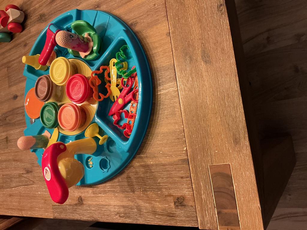 Play-Doh speelset met diverse vormpjes en klei, Ophalen of Verzenden, Gebruikt, Knutselen