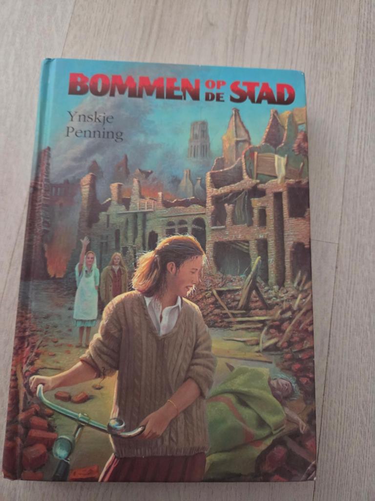 Ynskje Penning - Bommen op de stad, Boeken, Ophalen of Verzenden, Zo goed als nieuw, Ynskje Penning