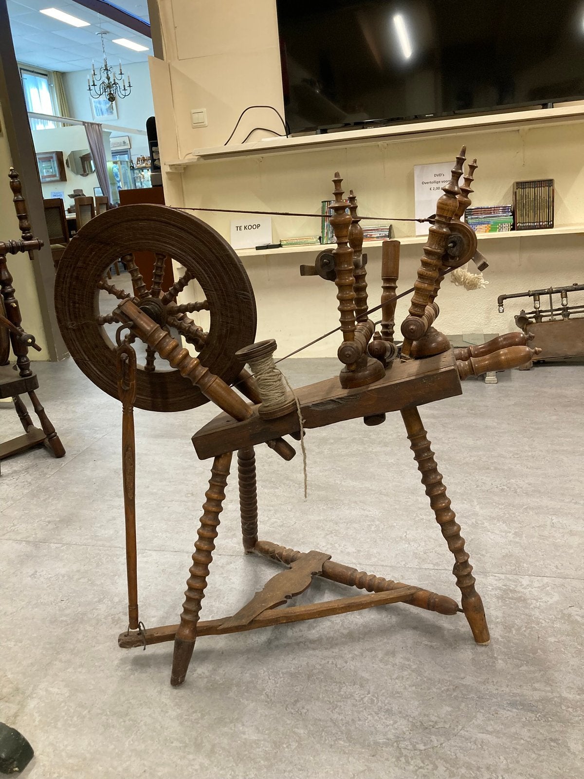 Antiek spinnenwiel, Ophalen, Gebruikt, Spinnewiel