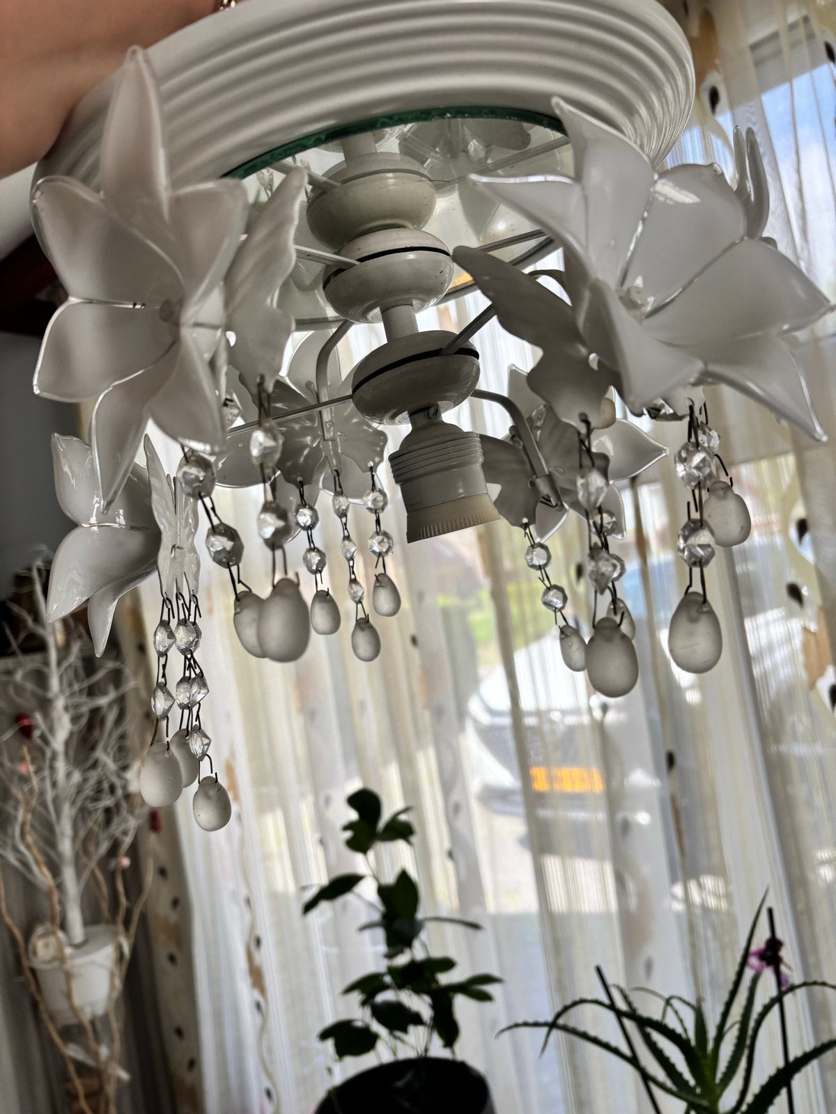 Witte bloemen kroonluchter met kristallen, Ophalen, Zo goed als nieuw, Kunststof