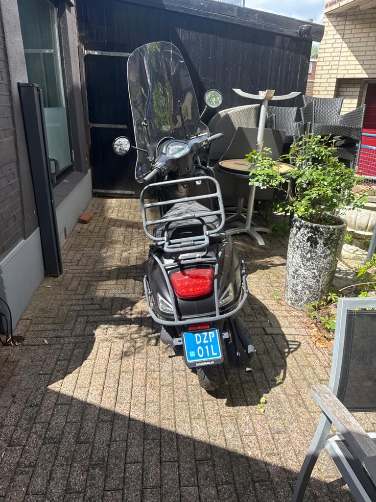 Zwarte Scooter met Windscherm - Goede Staat, Fietsen en Brommers, Ophalen of Verzenden, Gebruikt, Benzine, Overige merken